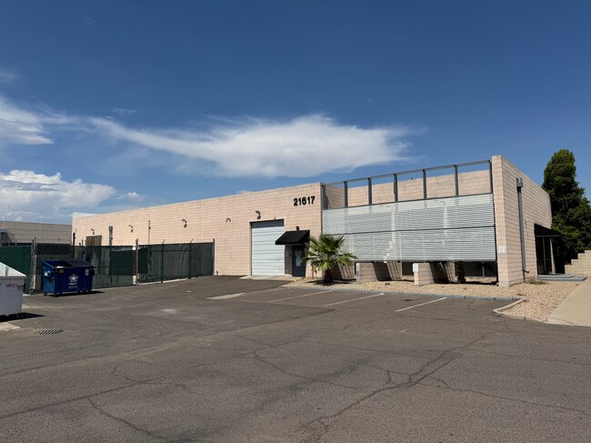 Plus de détails pour 21617 N 2nd Ave, Phoenix, AZ - Industriel à louer