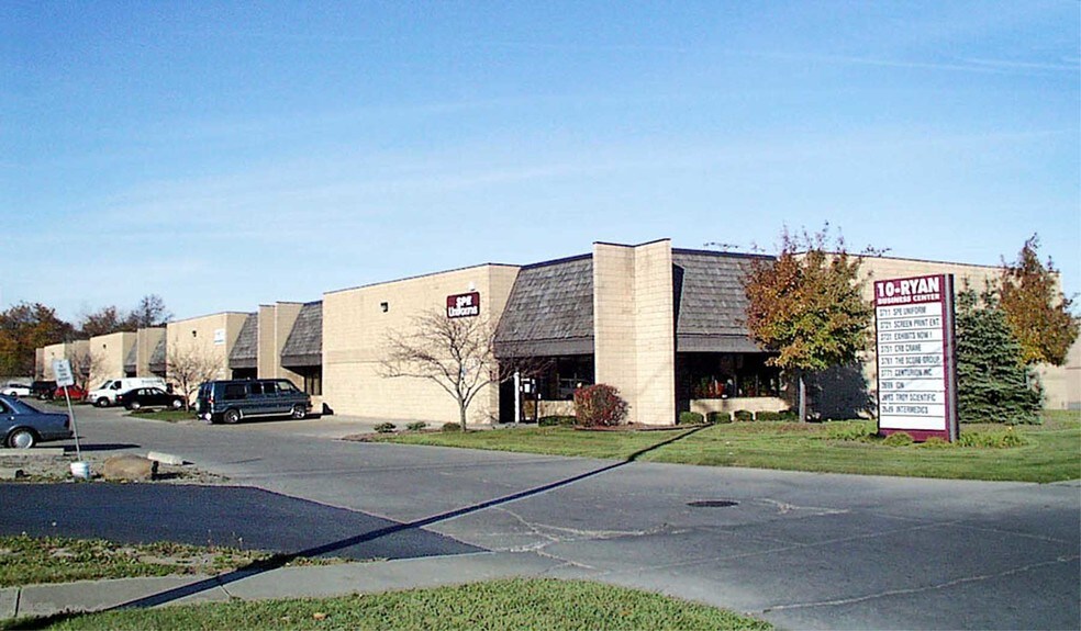 3711 E 10 Mile Rd, Warren, MI à louer - Photo du bâtiment - Image 2 de 11