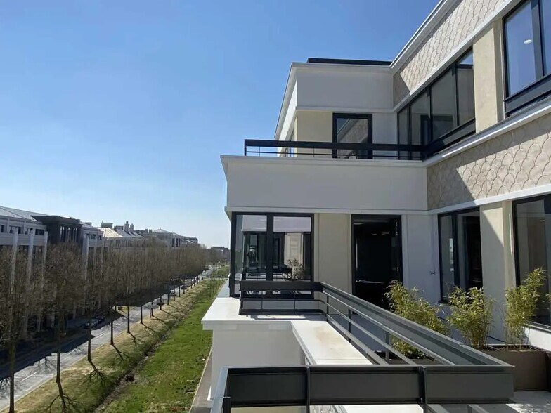 Office in Chessy for lease - Building Photo - Image 3 of 9