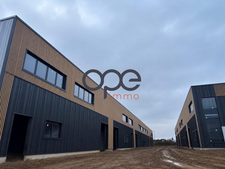 Industrial in Amblainville for lease - Building Photo - Image 2 of 3