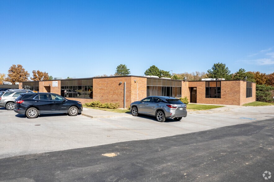 2435 S 130th Cir, Omaha, NE à louer - Photo du bâtiment - Image 2 de 7