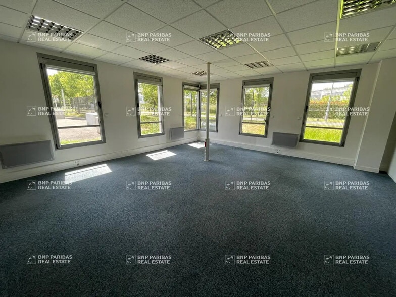 Office in Saint-Herblain for lease - Interior Photo - Image 3 of 10