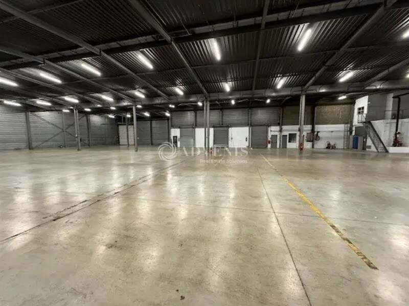 Industrial in Louvres for lease Interior Photo- Image 1 of 8