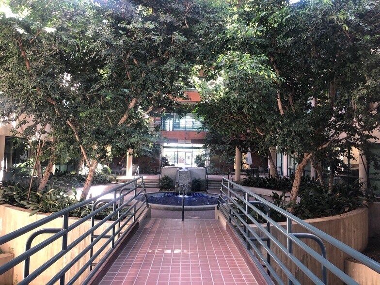 5001 E Commercenter Dr, Bakersfield, CA à louer - Photo du bâtiment - Image 2 de 3