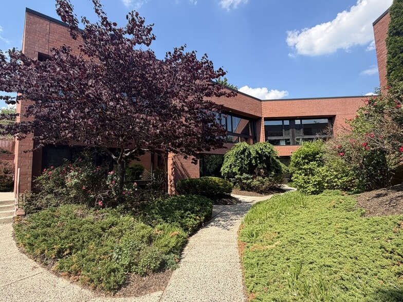 492 Norristown Rd, Blue Bell, PA for sale - Building Photo - Image 3 of 14