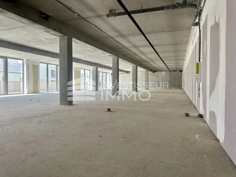 Bureau dans Avon à louer - Photo du bâtiment - Image 3 de 15