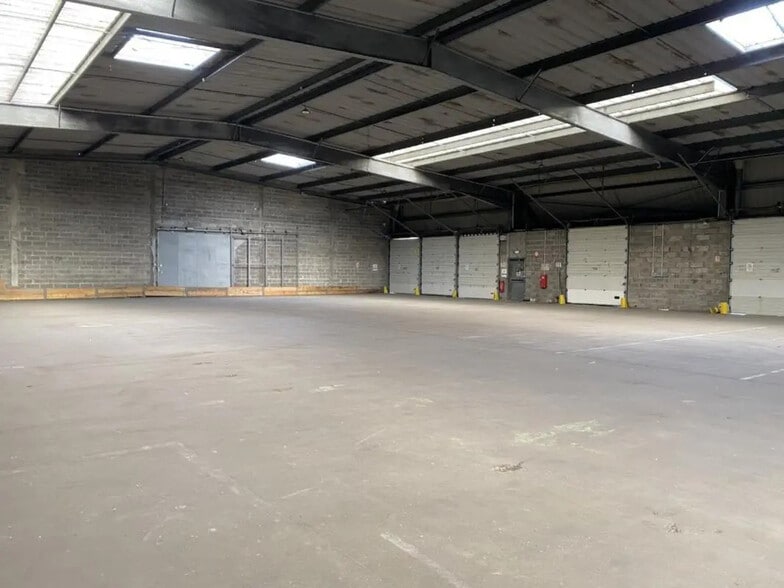 Industrial in Saint-Étienne-du-Rouvray for lease - Building Photo - Image 2 of 4