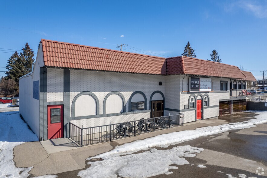 2820 Centre St NE, Calgary, AB à vendre - Photo du bâtiment - Image 1 de 1