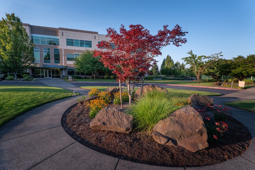 3400 NE John Olsen Ave, Hillsboro, OR à louer - Photo du bâtiment - Image 3 de 11