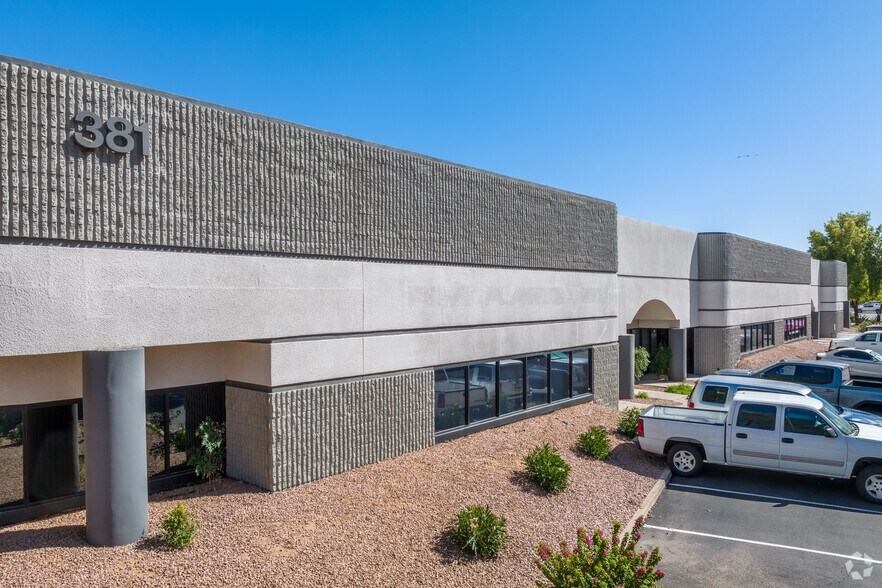 211-381 E Chilton Dr, Chandler, AZ à louer - Photo du bâtiment - Image 1 de 6