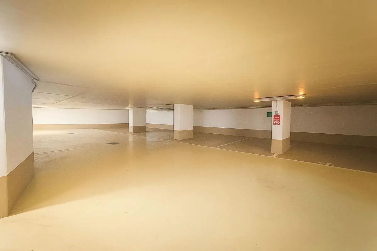 Flex in Paris for lease Building Photo- Image 1 of 7