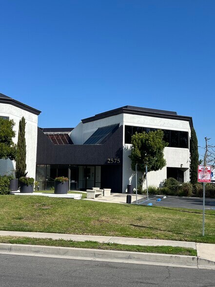 2575 McCabe Way, Irvine, CA à louer - Photo du bâtiment - Image 3 de 13
