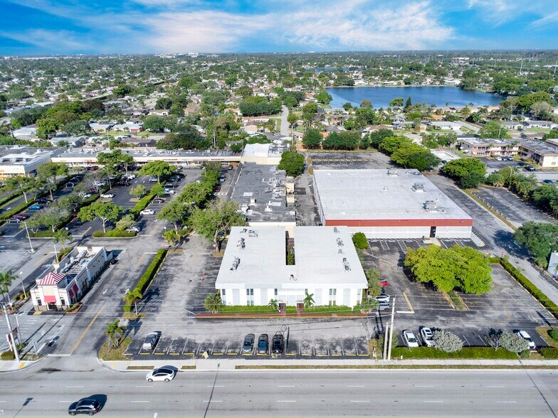 1900 N University Dr, Pembroke Pines, FL à louer - Photo du bâtiment - Image 3 de 43