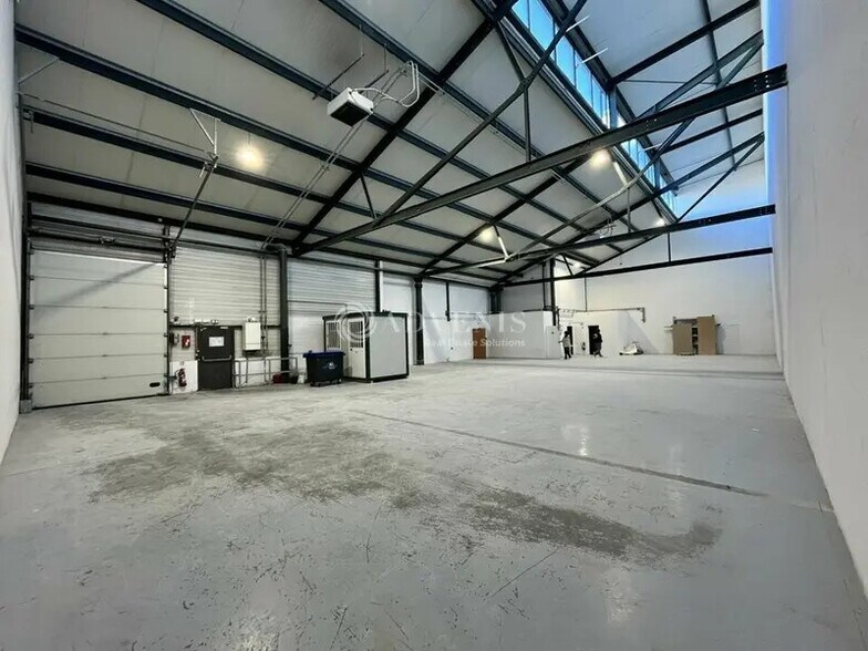 Flex in Saint-Denis for lease - Interior Photo - Image 2 of 8