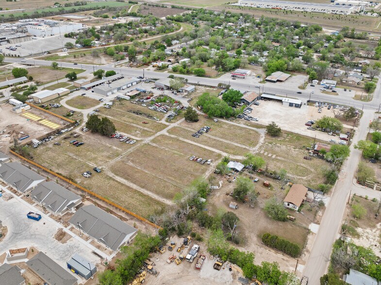 955 W Kingsbury St, Seguin, TX à vendre - Aérien - Image 2 de 7
