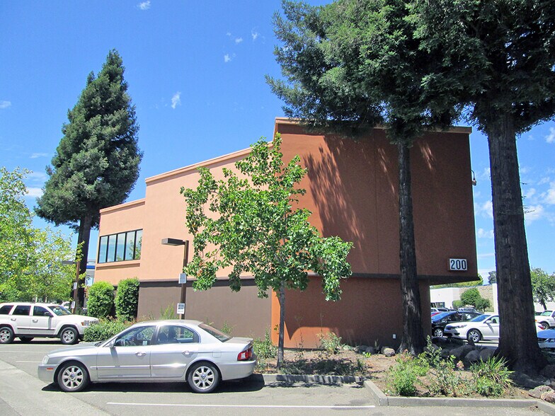 200 Montgomery Dr, Santa Rosa, CA à louer - Photo du bâtiment - Image 2 de 3