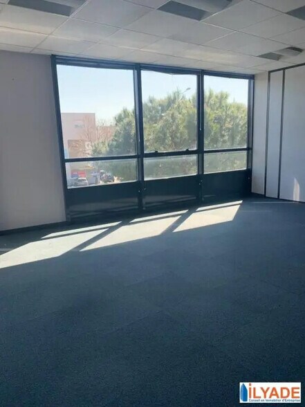 15 Avenue Andre Roussin, Marseille for lease - Interior Photo - Image 3 of 9