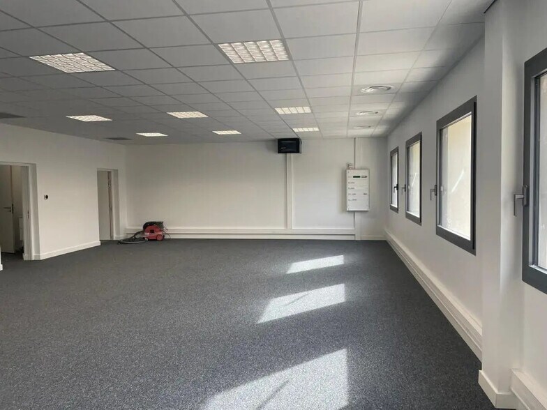 Office in Aubagne for lease - Interior Photo - Image 1 of 5