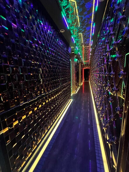 6115, 6117, 6121 20th Ave portfolio of 3 properties for sale on LoopNet.ca - Building Photo - Image 3 of 27