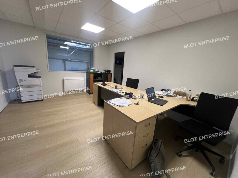 Industrial in Pacé for lease - Interior Photo - Image 3 of 5