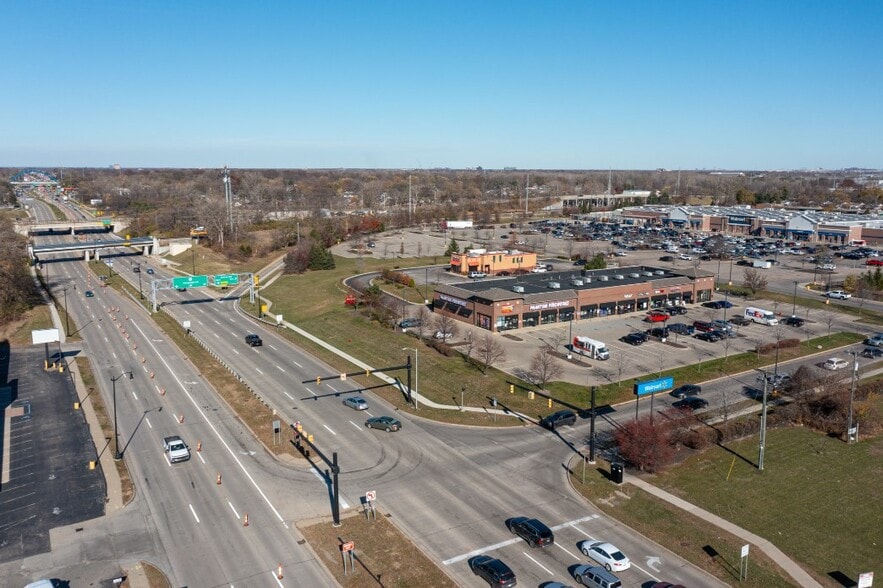 7705-7755 Telegraph Rd, Taylor, MI à louer - Photo du bâtiment - Image 2 de 6