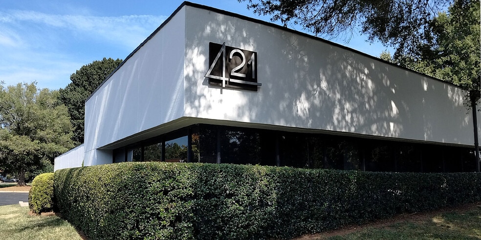 421 Minuet Ln, Charlotte, NC à vendre - Photo du bâtiment - Image 2 de 50