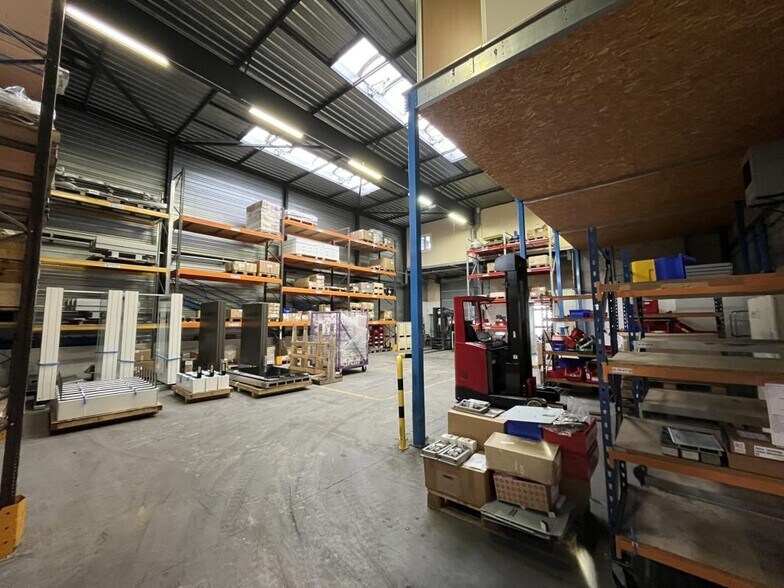 Industrial in Élancourt for lease - Building Photo - Image 3 of 24