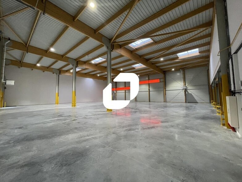 6 Rue Clément Ader, Brie-Comte-Robert for lease - Interior Photo - Image 3 of 5