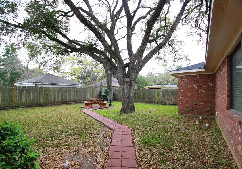 1006 Thompson Rd, Richmond, TX à vendre - Photo du bâtiment - Image 2 de 2
