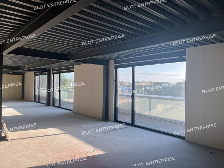 Office in Quimper for lease - Building Photo - Image 2 of 9