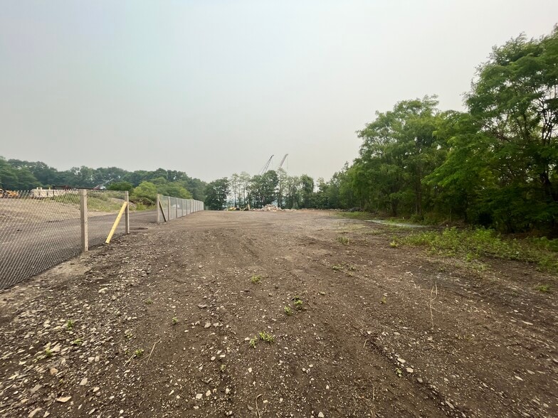 2073 Albany Post, Montrose, NY for lease - Building Photo - Image 1 of 3