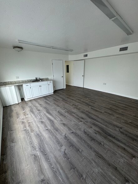 2655 6th Ave S, Saint Petersburg, FL for lease - Building Photo - Image 3 of 13