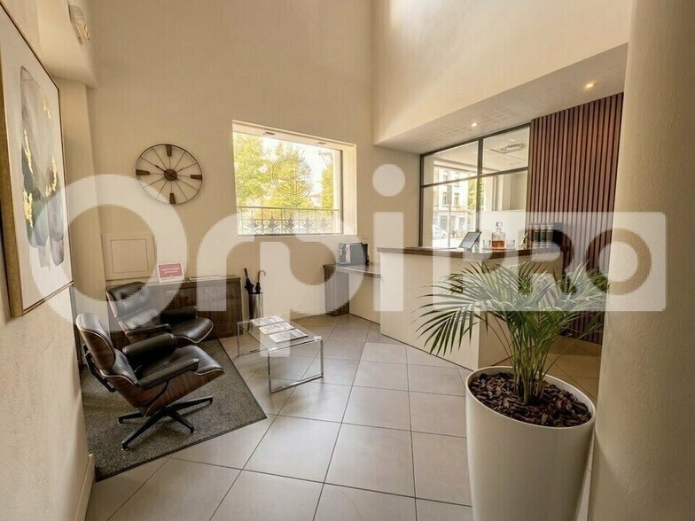Office in Dax for lease - Lobby - Image 2 of 4