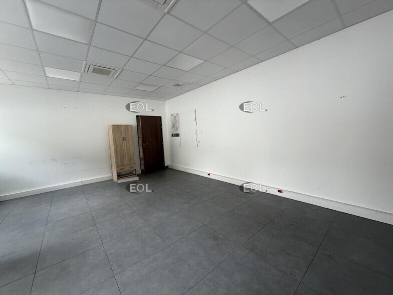 Flex in Palaiseau for lease - Interior Photo - Image 3 of 3