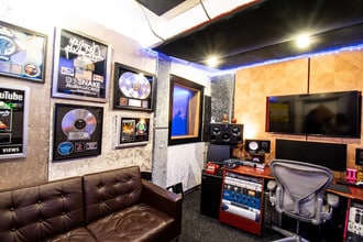 1041 N Formosa Ave, West Hollywood, CA for lease Interior Photo- Image 2 of 8