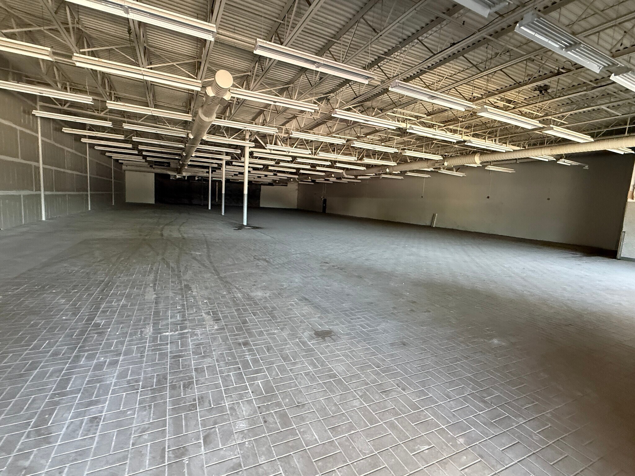 1144 W Prospect Rd, Ashtabula, OH for lease Interior Photo- Image 1 of 2