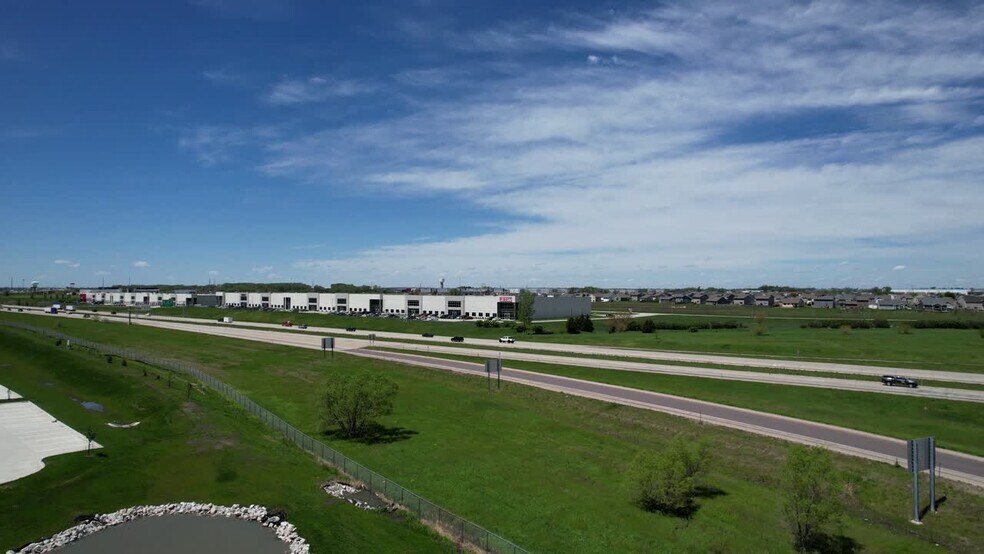 800 Commerce Parkway SW, Bondurant, IA à louer - Vidéo sur l’inscription commerciale - Image 2 de 6