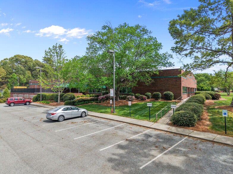 4239 Piedmont Pky, Greensboro, NC à vendre - Photo du bâtiment - Image 3 de 6
