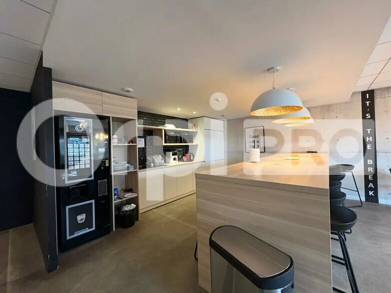 Office in Torcy for lease - Interior Photo - Image 2 of 11