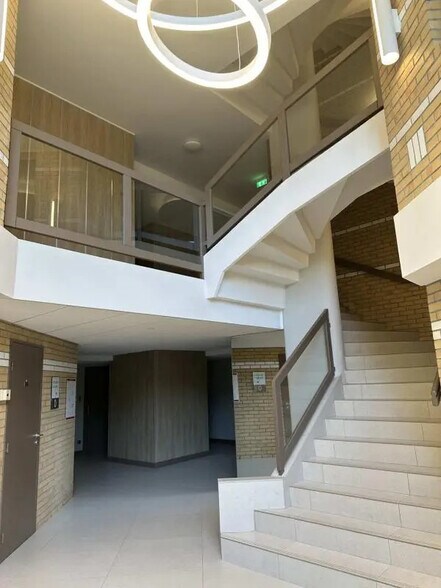 Bureau dans Champs-sur-Marne à louer - Photo du bâtiment - Image 3 de 8