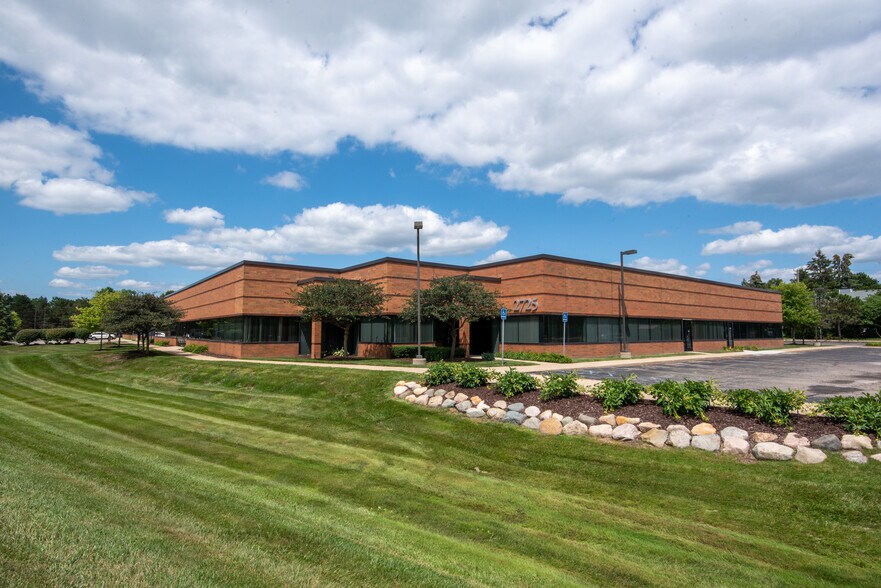 2725 S Industrial Hwy, Ann Arbor, MI à louer - Photo du bâtiment - Image 2 de 3