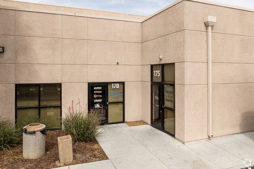 5052-5092 S Jones Blvd, Las Vegas, NV à louer - Photo du bâtiment - Image 3 de 7
