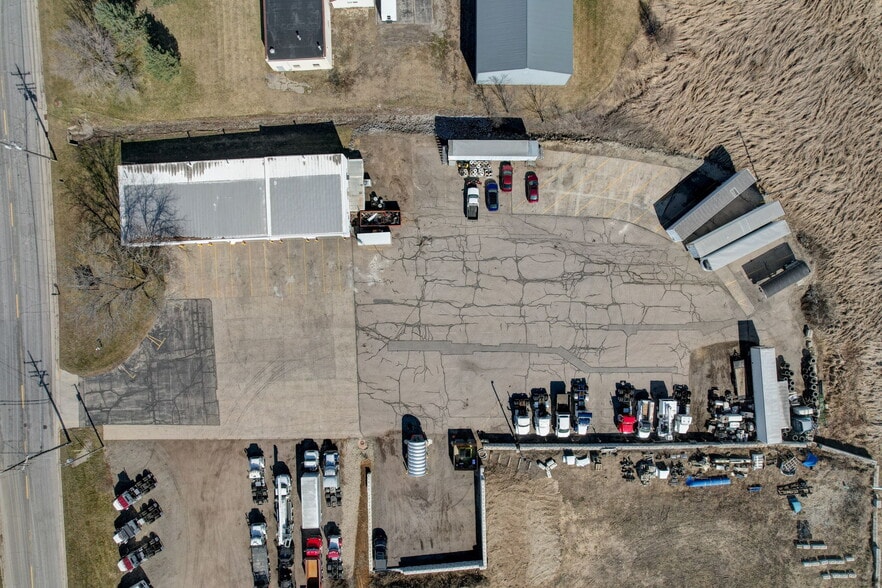 215 Deerfield Rd, Marshall, WI à louer - Photo du bâtiment - Image 3 de 5