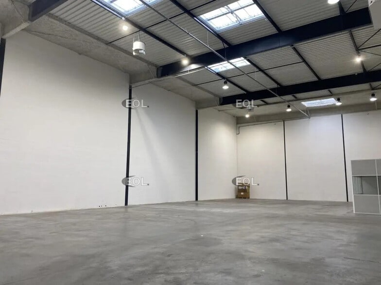 Flex in Villeneuve-la-Garenne for lease - Interior Photo - Image 3 of 7