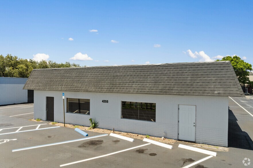 4255 Westroads Dr, Riviera Beach, FL à louer - Photo du bâtiment - Image 3 de 22