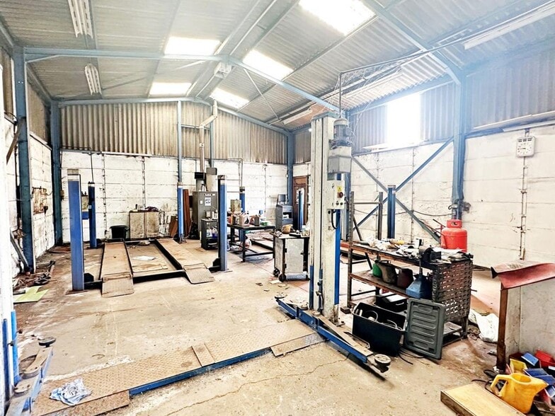 Upton Rd, Worcester for sale - Interior Photo - Image 3 of 4