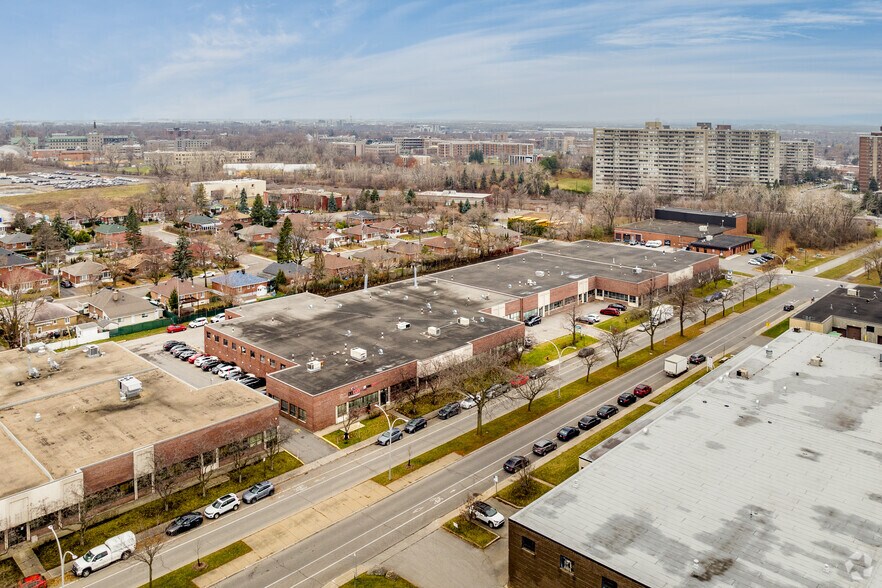460-500 Boul Montpellier, Montréal, QC à louer - Aérien - Image 2 de 7