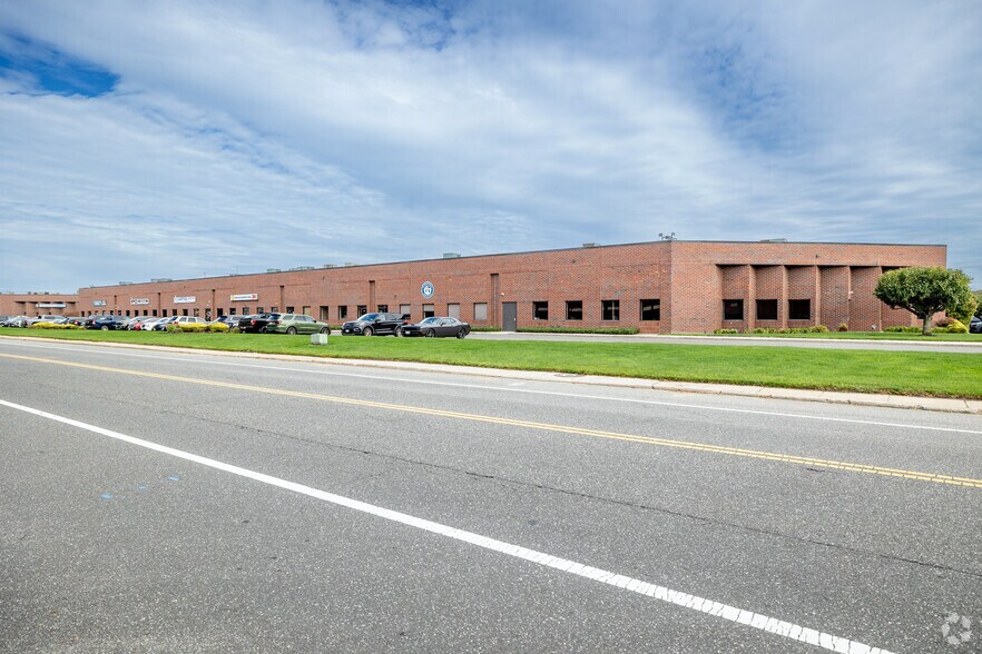 701 Koehler Ave, Ronkonkoma, NY à louer - Photo du bâtiment - Image 2 de 5
