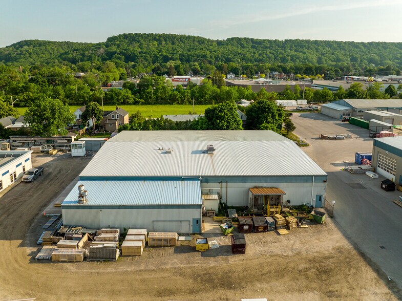 115 S Service Rd W, Grimsby, ON à louer - Photo du bâtiment - Image 3 de 21