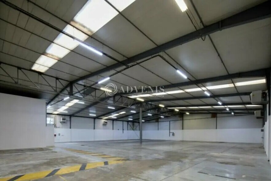 Flex in Morangis for lease - Interior Photo - Image 3 of 4